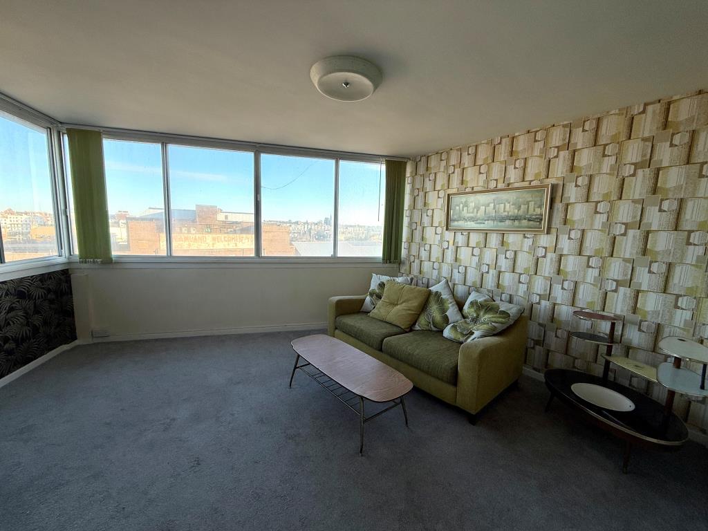 Lot: 105 - FLAT WITH SEA VIEWS - Living room